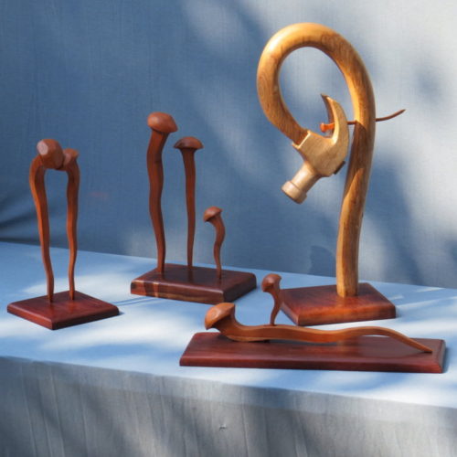 ESCULTURAS CLAVOS Y MARTILLO