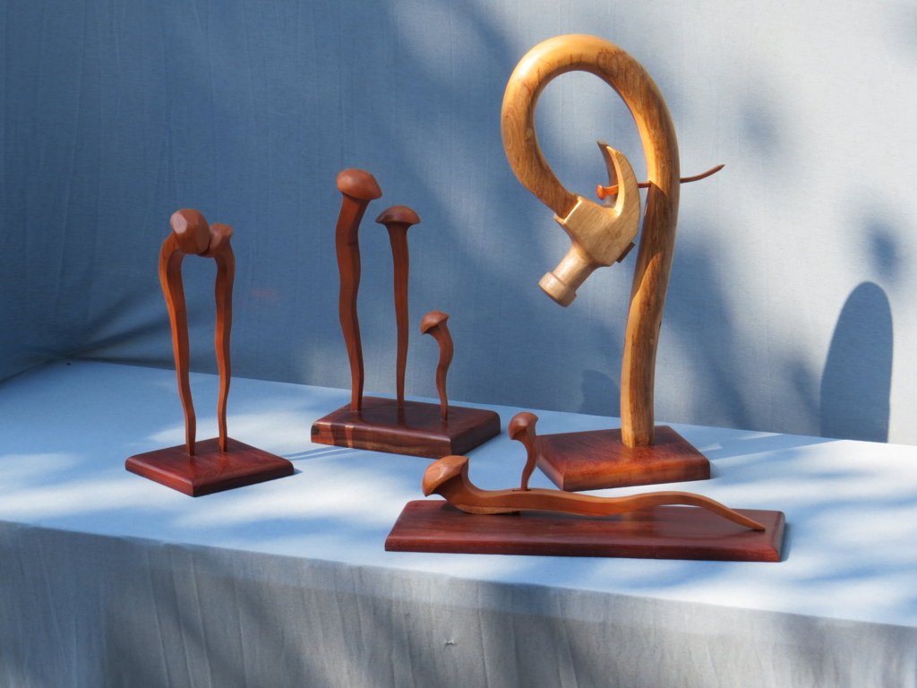 ESCULTURAS CLAVOS Y MARTILLO